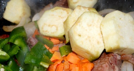 Нарезанные баклажан и перец добавить на сковороду к овощам