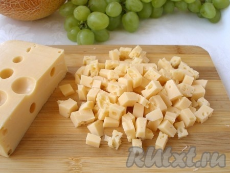 Сыр нарезать кубиками.
