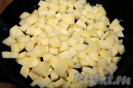 Нарезанную картошку выложить на ту сковороду, где обжаривался бекон, и, если жира недостаточно, то добавить растительное масло.