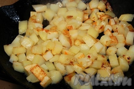 Обжаривать картошку почти  до полной готовности, пока не образуется аппетитная, румяная корочка. На это уйдёт, примерно, 15-20 минут. Часто картошку перемешивать не нужно, но и следите, чтобы она не подгорела.