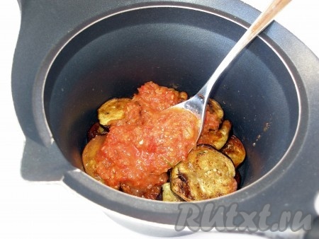 Переложить обжаренные баклажаны в сотейник, прослаивая томатным пюре.