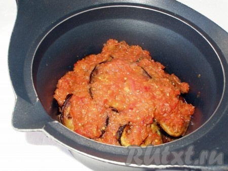 Поставить баклажаны с помидорами на огонь, довести до кипения и тушить на медленном огне под крышкой 15-20 минут.
