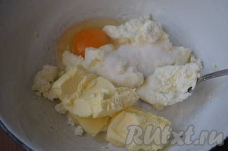 В отдельной миске смешать масло, рикотту, яйца с сахаром и ванилином.