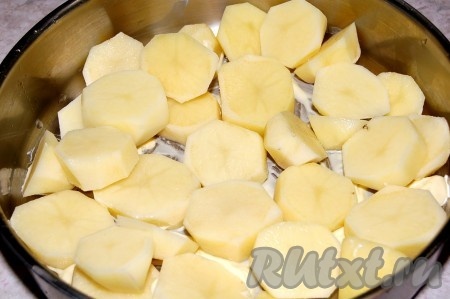 Картошку почистить, нарезать ломтиками и уложить в сковороду.