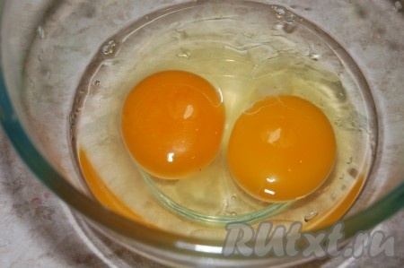 Для заливки вылить в миску яйца.