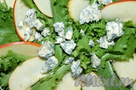 Яблоко и сыр с плесенью добавить на тарелку к листовому салату.
