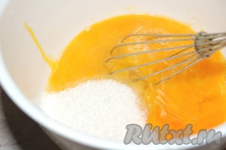 Взбить яйца с сахаром, добавить ваниль.