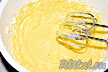Отделить желтки от белков. В масляную смесь добавить по одному желтки, каждый раз тщательно взбивая яично-масляную смесь миксером.