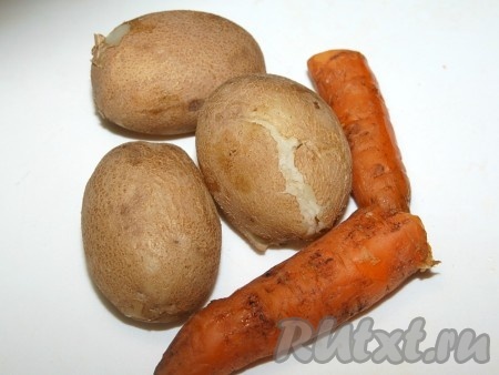 Отварить картофель и морковь. Варить примерно 30 минут. Остудить, очистить.