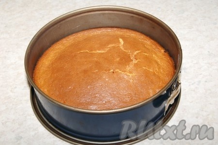 Через 45 минут проверить готовность пирога лучинкой и если лучинка сухая, вынимаем наш пирог из духовки.