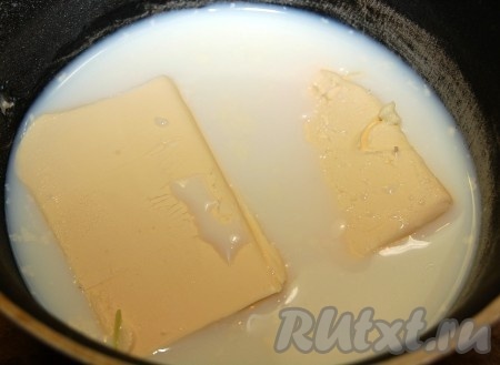 Сливочное масло выложить в подогретое молоко. 
