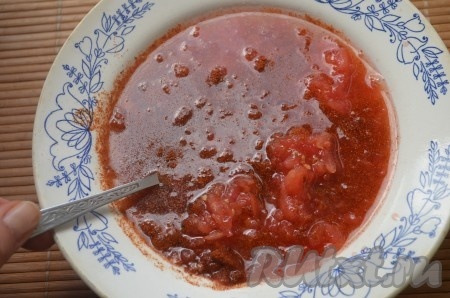 Помидоры натереть на тёрке, кожицу выбросить. Добавить к помидорам паприку, соль, перец, бульон (или воду), тщательно перемешать получившийся томатный соус.
