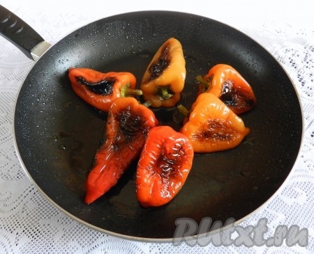 Обжаренный перец оставить на сковороде под крышкой до остывания.