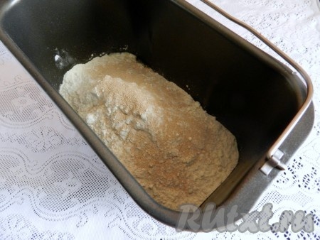 В ведёрко хлебопечки влить воду комнатной температуры, всыпать соль, сахар, добавить растопленное масло, муку и сухие дрожжи. Включить режим "Дрожжевое тесто".