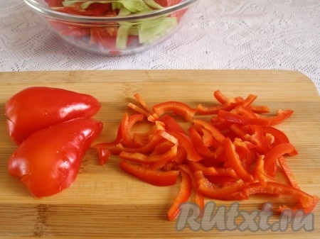 Сладкий болгарский перец очистить от семян и нарезать соломкой для салата.