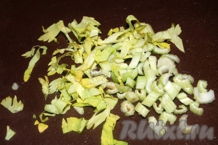 Нарезать черешки сельдерея вместе с зеленью на маленькие кусочки.