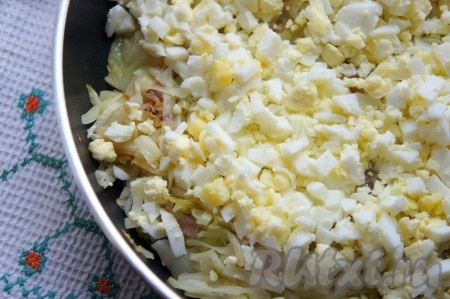 К обжаренной капустно-мясной начинке добавить яйца, соль, черный свежесмолотый перец, перемешать. Начинка для капустного штруделя готова.