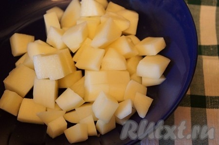 Добавить 0,5 литра воды и варить после закипания воды на среднем огне ещё 5 минут. Затем добавить нарезанный картофель, перемешать. Готовить ещё 5 минут.