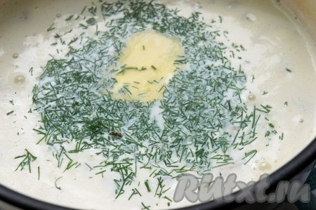Добавить в суп из лисичек зелень, кусочек сливочного масла и накрыть крышкой. Дать супу настояться не менее 15 минут.