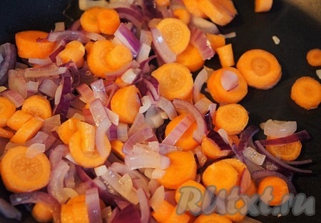 Тем временем, красный лук нарезать полукольцами, морковь - "кружком", добавить немного сливочного масла и обжарить овощи до прозрачности лука, затем отправить их в суп, перемешать, варить ещё 3-5 минут.