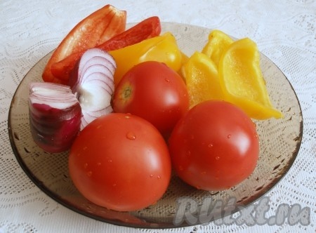 Овощи для салата вымыть, лук и болгарский перец очистить.