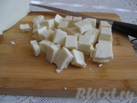 Козий сыр нарезать кубиками.
