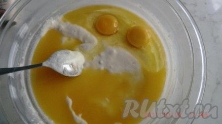 Затем добавить в опару маргарин и яйца.