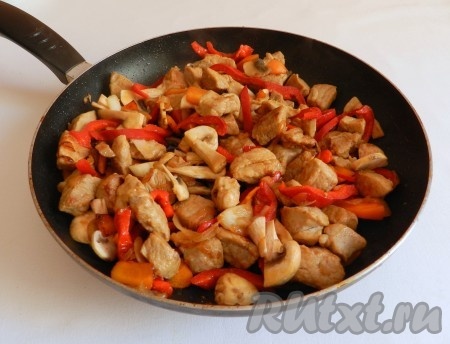 В сковороде разогреть растительное масло и обжарить сначала мясо, затем добавить лук и морковь, болгарский перец, грибы. Выдавить чеснок через пресс, посолить, поперчить.