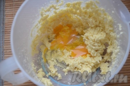 В получившуюся масляную смесь по одному добавлять яйца, каждый раз хорошо взбивая миксером.
