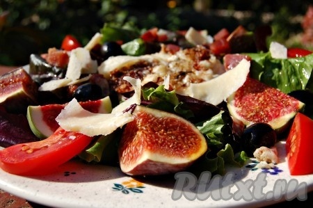 Вместе с кусочками ветчины, добавить к салату оливки, нарезанный помидор, сыр пармезан.