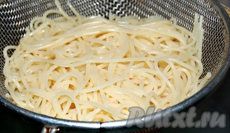 Отварить спагетти, как указано на упаковке, слить с них воду.
