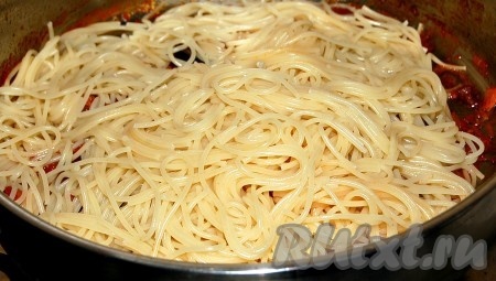 Затем добавить в сковороду спагетти.