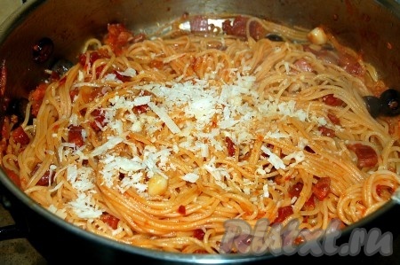 Перемешать как следует, подержать на огне 5 минут. Сверху наши вкусные спагетти посыпать пармезаном.