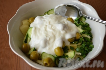 Заправить салат из свежей цветной капусты натуральным йогуртом, посолить по вкусу, перемешать. Иногда в такой салат я добавляю 1 зубчик чеснока или 1 чайную ложку зернистой горчицы.