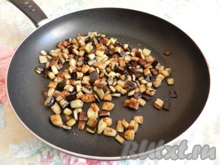 В сковороде прогреть растительное масло, выложить нарезанные баклажаны и обжарить их, помешивая, до подрумянивания, посолить.
