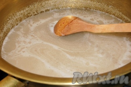 Размешать деревянной ложкой сахар с водой и варить до получения сиропа.