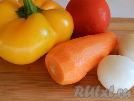 Морковь и лук очистить. Удалить из болгарского перца семечки и плодоножку. Вымыть перец, помидор, морковку и лук.