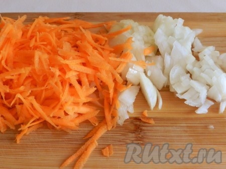 Лук мелко нарезать, морковь натереть на тёрке.