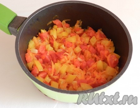В сотейнике или сковороде с высоким бортиком разогреть растительное масло и обжарить на среднем огне сначала лук и морковь до мягкости, не забывая помешивать. Затем добавить болгарский перец, помидоры, пропущенный через пресс зубчик чеснока, посолить, поперчить и тушить 5-7 минут под крышкой (до мягкости овощей), иногда перемешивая.