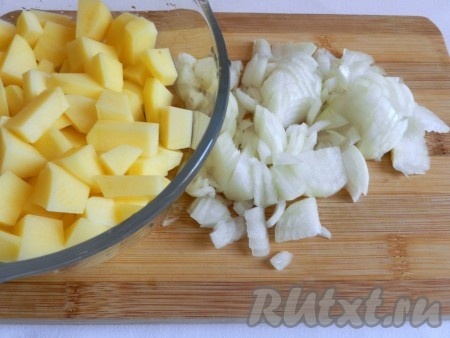 Картофель и лук очистить, нарезать на небольшие кусочки.
