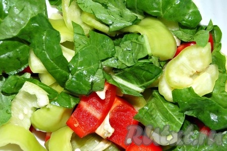 Перцы и листовой салат нарезать средними кусочками.