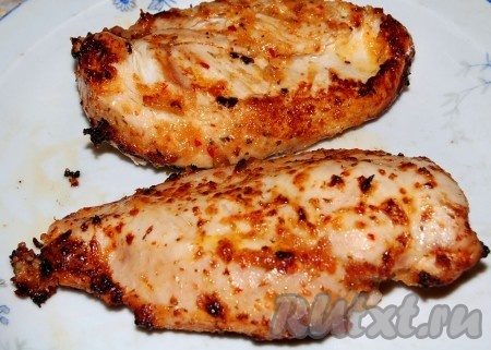 Выложить запеченную маринованную куриную грудку на блюдо.
