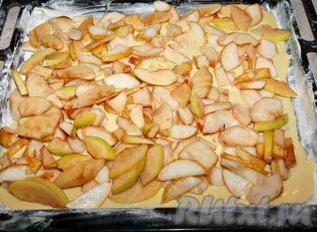 Яблоки и груши нарезать небольшими кусочками, оставляя кожуру, и выложить на тесто ровным слоем.