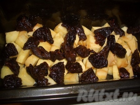 Достать из духовки форму с яблоками, сверху разложить порезанный пополам чернослив.