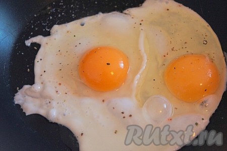 Сковороду разогреть, выбить два яйца, не повредив желток. Добавить соль, перец. Приготовить глазунью.