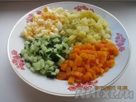 Картошку, морковь, огурец и яйца нарезать квадратиками, как на фото.
