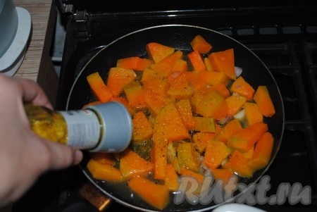 Добавить к овощам половник бульона, специи и соль. Накрыть сковороду крышкой и тушить овощи до готовности.  