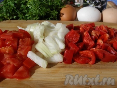 Очистить лук, удалить из болгарского перца семена. Нарезать лук, перец и помидоры на небольшие кусочки.