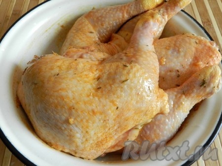 Этой смесью натереть со всех сторон вымытые и обсушенные порционные части курицы, оставить на 30 минут.