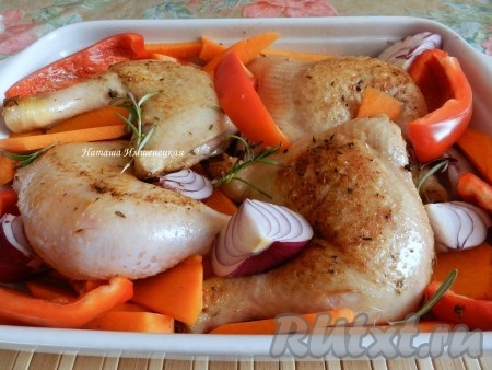 Выложить болгарский перец, лук, тыкву к курице, немного сбрызнуть оливковым (или подсолнечным) маслом, добавить розмарин и поставить запекаться в разогретую до 200 градусов духовку на 40 минут.
